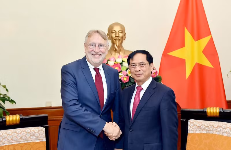 El canciller vietnamita, Bui Thanh Son (derecha) y Bernd Lange, presidente de la Comisión de Comercio Internacional (INTA) del Parlamento Europeo. (Fotografía: VNA)