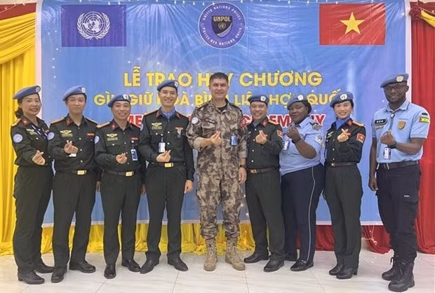 El subcomandante de la policía de la UNMISS, Murat Isik (centro) y agentes de policía de la UNMISS. (Foto: VNA) El subcomandante de la policía de la UNMISS, Murat Isik (centro) y agentes de policía de la UNMISS. (Foto: VNA)