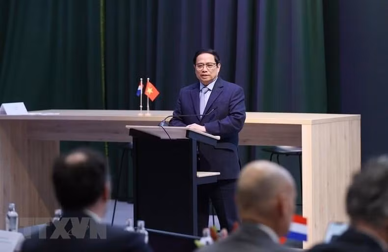 Minh Chinh habla en la reunión con los directores ejecutivos de la zona de alta tecnología de Brainport y de la provincia de Brabante Septentrional. (Fotografía: VNA)