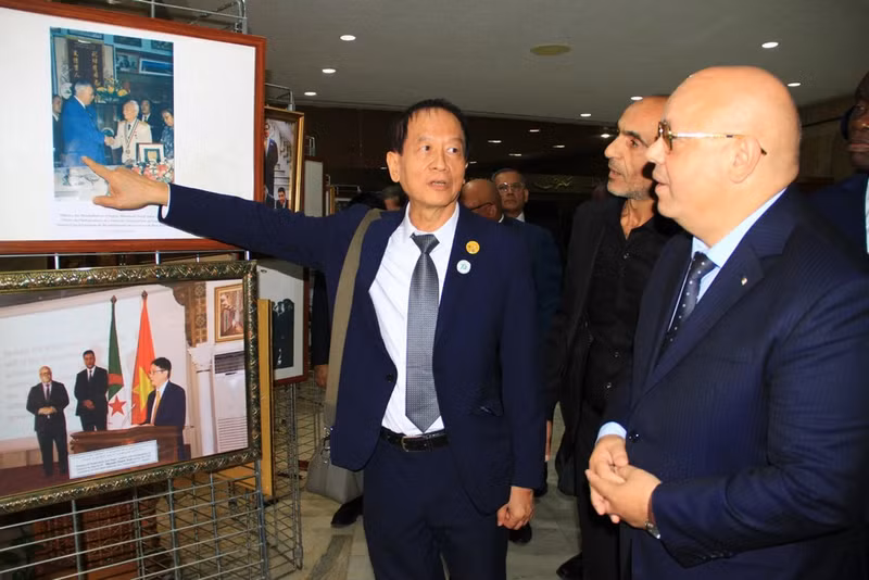 Los delegados visitan la exposición fotográfica sobre los hitos en las relaciones bilaterales. (Foto: VNA)