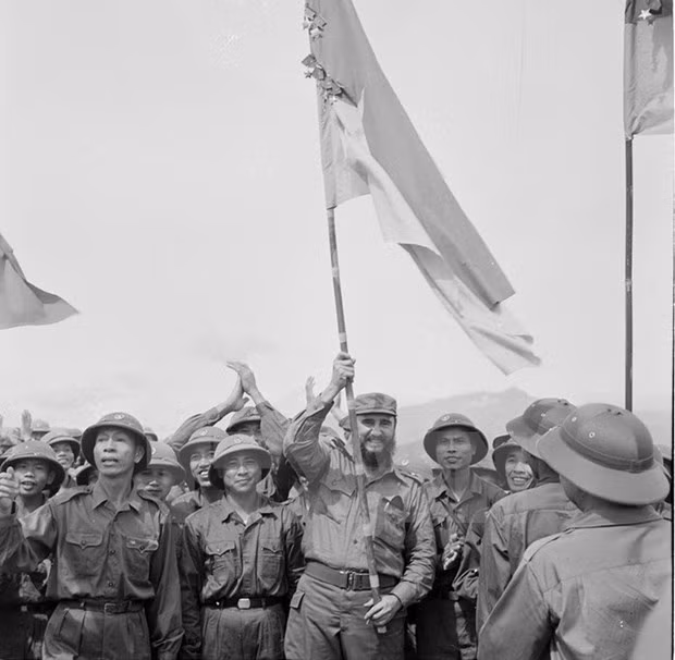 Fidel Castro hace ondear la bandera victoriosa condecorada con medallas de la brigada de Khe Sanh del Ejército de Liberación de Tri Thien- Hue. (Foto: VNA)