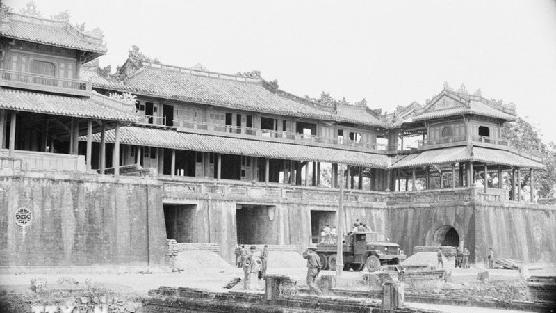 Soldados de liberación avanzan hacia la Puerta Ngo Mon, la entrada a la Ciudad Imperial de Hue. (Foto: VNA) 