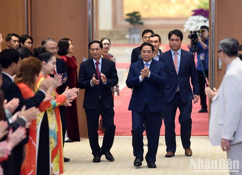 El primer ministro, Pham Minh Chinh, asiste al programa. 