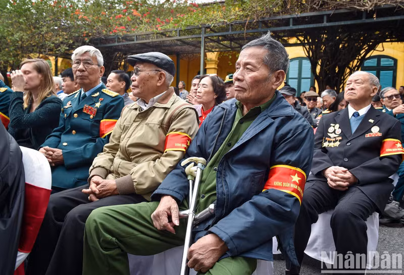 Soldados de las Fuerzas Aéreas Populares de Vietnam asisten a la exposición.
