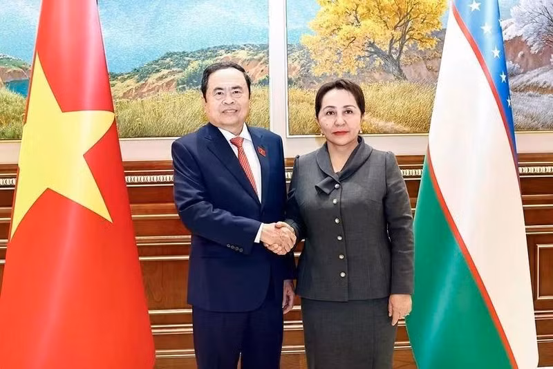 El presidente de la Asamblea Nacional de Vietnam, Tran Thanh Man, y la titular del Senado de Uzbekistán, Tanzila Narbaeva. (Foto: VNA)