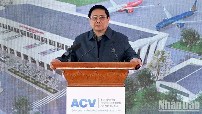 El primer ministro de Vietnam, Pham Minh Chinh, interviene en la ceremonia de inauguración de cuatro importantes proyectos de transporte del país. (Foto: Nhan Dan)