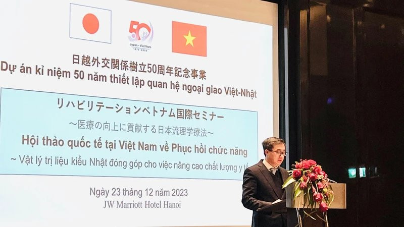 El profesor y doctor Tran Van Thuan, viceministro de Salud, habla en el evento. 
