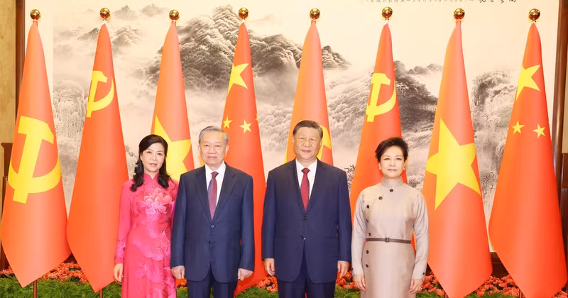 El secretario general del Partido Comunista y presidente de Vietnam, To Lam y su esposa, toman foto con el secretario general del Partido Comunista de China y presidente de ese país, Xi Jinping, y su cónyuge. (Foto: VNA)
