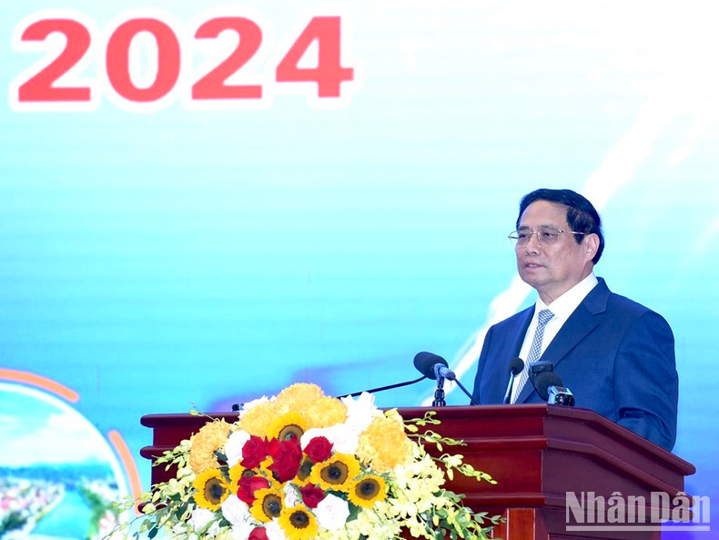 El primer ministro de Vietnam, Pham Minh Chinh, habla en el evento.