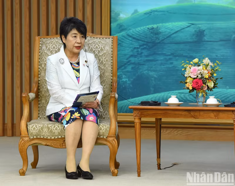 La ministra de Asuntos Exteriores de Japón, Kamikawa Yoko, habla en el encuentro.