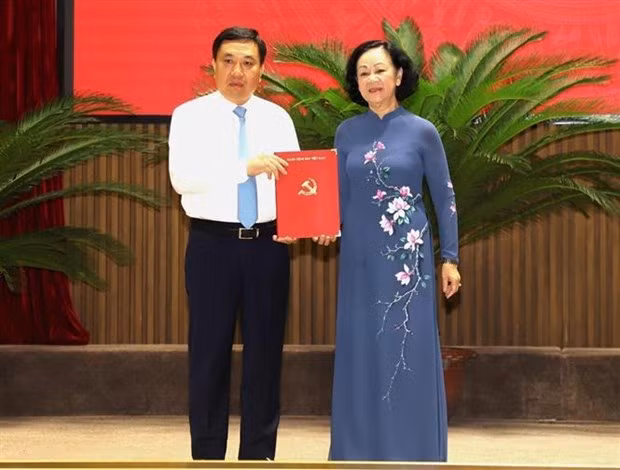 La miembro del Buró Político, permanente del Secretariado del Comité Central del Partido Comunista de Vietnam y jefa de su Comisión de Organización, Truong Thi Mai, y el secretario interino del Comité partidista de la provincia de Ha Giang, Nguyen Manh Hung. (Foto: VNA)