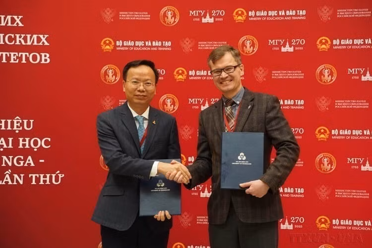 Entrega de las actas del acuerdo entre la Universidad Federal del Lejano Oriente y la Universidad Tecnológica de Ciudad Ho Chi Minh (Universidad Nacional de Vietnam) en el II Foro de Rectores de Universidades Vietnam - Rusia (Moscú, 18 de abril de 2024). (Foto: VNA) Entrega de las actas del acuerdo entre la Universidad Federal del Lejano Oriente y la Universidad Tecnológica de Ciudad Ho Chi Minh (Universidad Nacional de Vietnam) en el II Foro de Rectores de Universidades Vietnam - Rusia (Moscú, 18 de abril de 2024). (Foto: VNA)