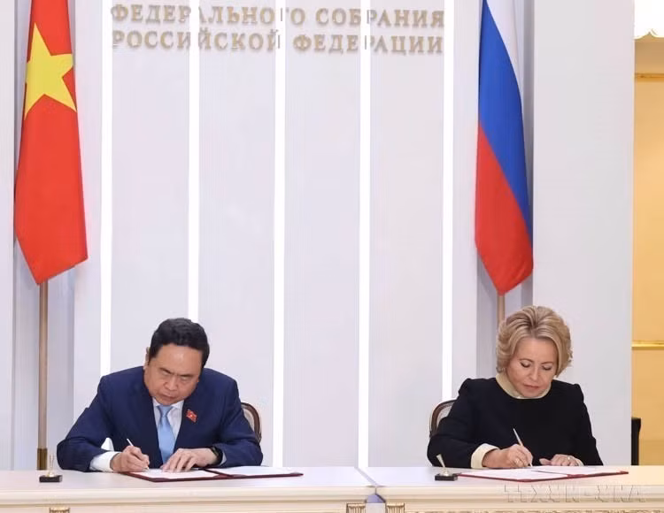 El presidente de la Asamblea Nacional de Vietnam, Tran Thanh Man, y la presidenta del Consejo de la Federación Rusa, Valentina Ivanovna Matvienko, firmaron un acuerdo de cooperación bilateral entre ambos órganos legislativos (Moscú, 9 de septiembre de 2024). (Foto: VNA) El presidente de la Asamblea Nacional de Vietnam, Tran Thanh Man, y la presidenta del Consejo de la Federación Rusa, Valentina Ivanovna Matvienko, firmaron un acuerdo de cooperación bilateral entre ambos órganos legislativos (Moscú, 9 de septiembre de 2024). (Foto: VNA)