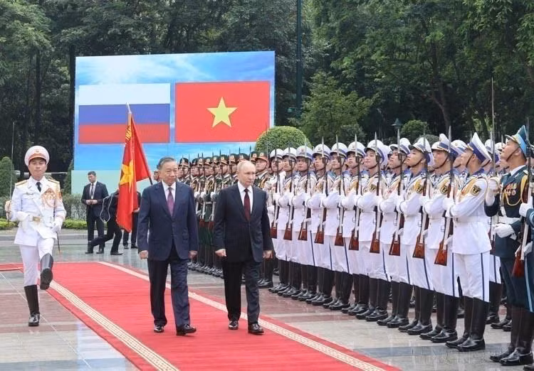 El encontes presidente To Lam (actualmente secretario general del Partido Comunista de Vietnam) presidió la ceremonia oficial de bienvenida a su homólogo ruso, Vladimir Putin, en una visita de Estado a Vietnam (Hanói, 20 de junio de 2024). (Foto: VNA)