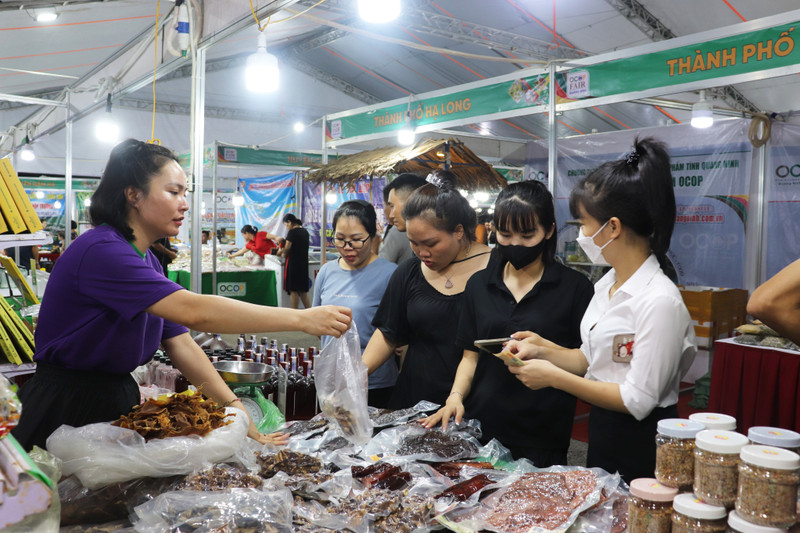 El evento atrae a numerosos visitantes. (Foto: baoquangninh.vn)
