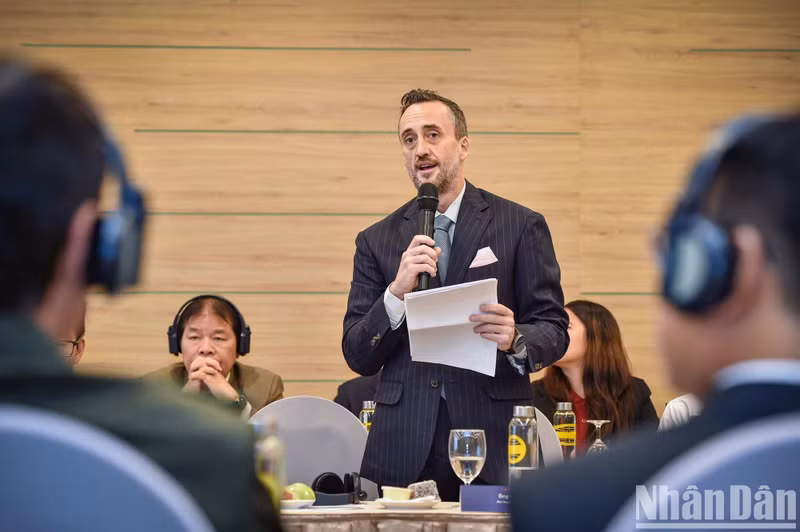 Chris Farwell, representante del Consejo Asesor Nacional de Turismo (TAB), habla en el evento.