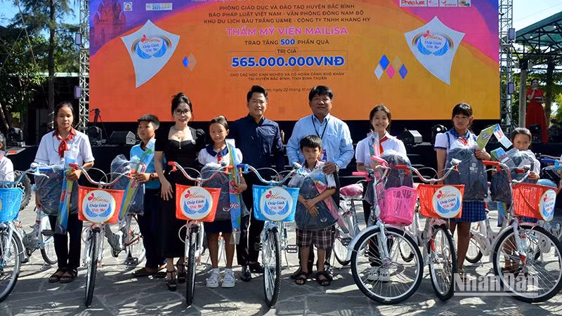 El Comité Organizdor entrega obsequios a los estudiantes desfavorecidos.