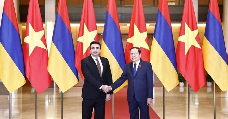 El presidente de la Asamblea Nacional, Tran Thanh Man, (derecha) y su homólogo de Armenia, Alen Simonyan, se toman una foto juntos, el 19 de noviembre de 2024. (Foto: VNA)