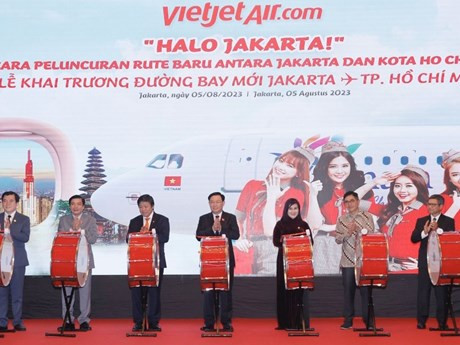 El presidente de Asamblea Nacional, Vuong Dinh Hue, asiste al acto de inauguración de la ruta Ciudad Ho Chi Minh-Yakarta. (Foto: VNA)