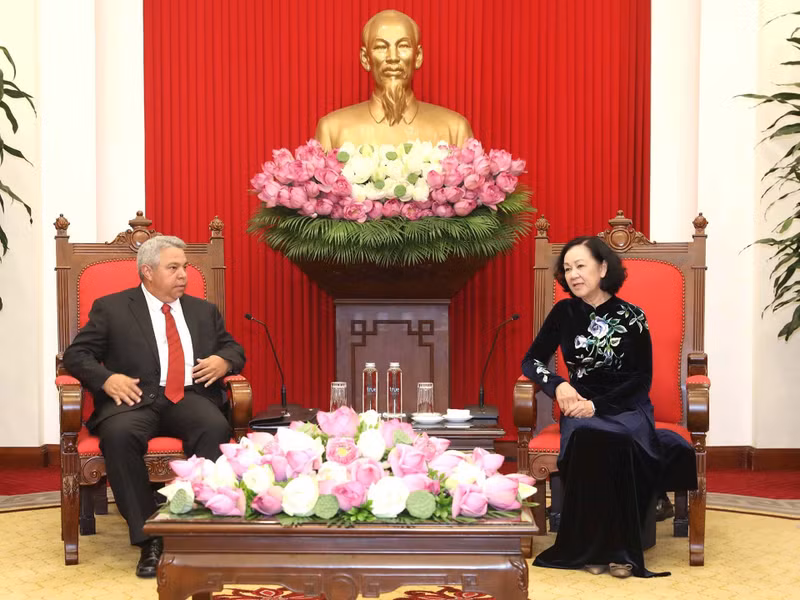 En el encuentro entre Truong Thi Mai y Ulises Guilarte de Nacimiento, secretario general de la Central de Trabajadores de Cuba. (Foto: VNA)