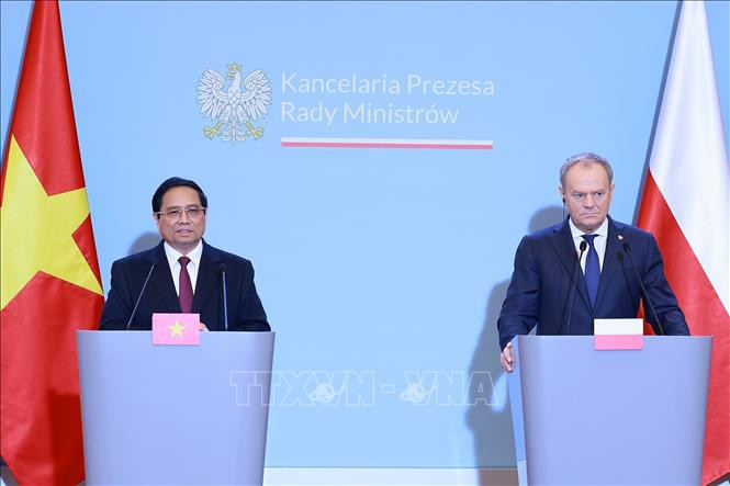 El primer ministro de Polonia, Donald Tusk (derecha) y su homólogo de Vietnam, Pham Minh Chinh. (Foto: VNA)