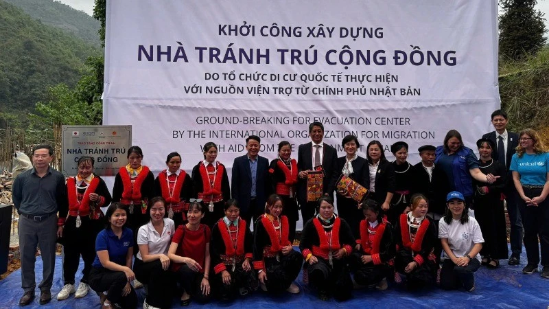 En el acto de inicio de construccón de refugio comunitario en la aldea de Choi, de la comuna de Dinh Phung, distrito de Bao Lac, en la norteña provincia de Cao Bang.