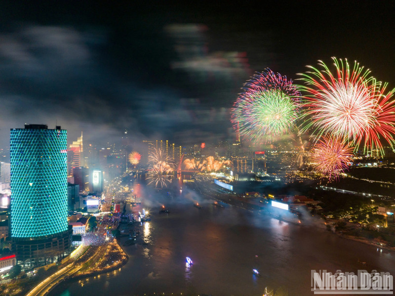 Exactamente a las 21:00 horas, se lanzan fuegos artificiales al cielo de Ciudad Ho Chi Minh para celebrar el 50º aniversario de la Liberación del Sur y el Día de la Reunificación Nacional.