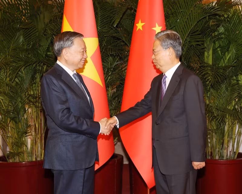 El líder partidista y presidente de Vietnam, To Lam, se entrevista con titular del Comité Permanente de la Asamblea Popular Nacional de China, Zhao Leji. (Foto: Tri Dung/VNA) 