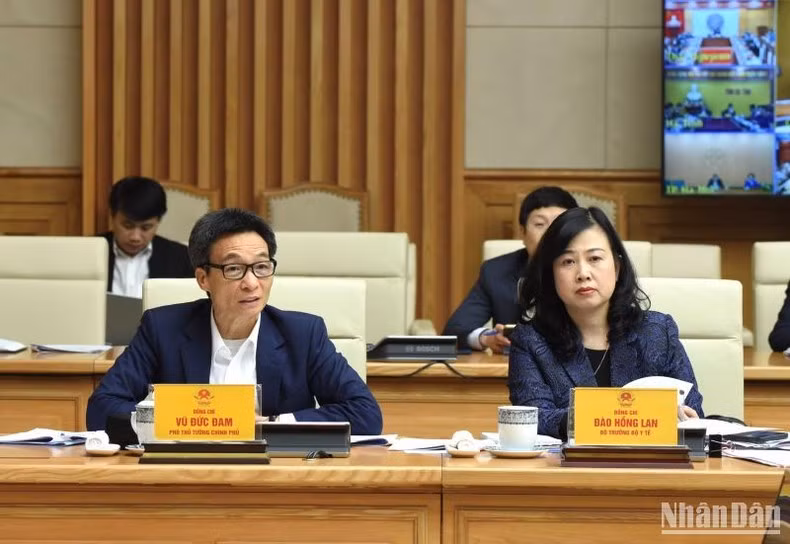 El viceprimer ministro Vu Duc Dam, jefe adjunto del Comité Directivo nacional para la prevención y lucha contra el Covid-19, interviene en el evento.