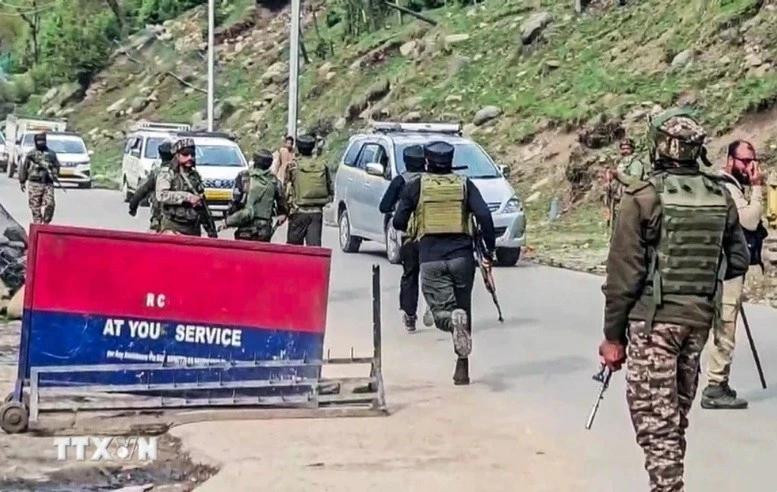 Oficiales de seguridad indios están desplegados en el lugar del mortal ataque terrorista en el norte de la India. (Foto: VNA)