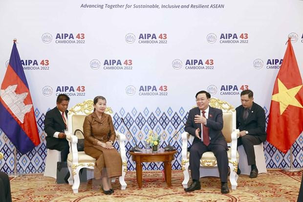 El presidente de la Asamblea Nacional de Vietnam, Vuong Dinh Hue, y la viceprimera ministra de Camboya, Men Sam An. (Fotografía: VNA)