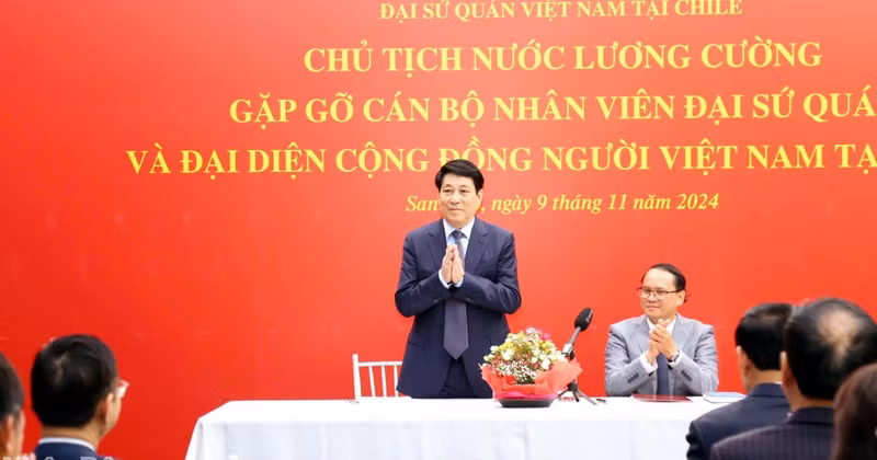 El presidente vietnamita, Luong Cuong, en el encuentro con el personal de la Embajada de Vietnam en Chile y representantes de la comunidad vietnamita residente en ese país. (Foto: VNA)
