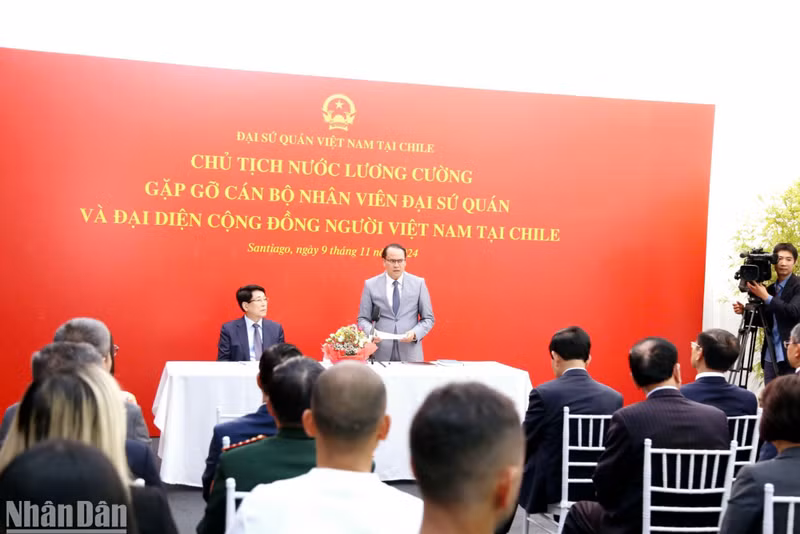 El embajador vietnamita en Chile, Nguyen Viet Cuong, informa al presidente Luong Cuong sobre las actividades de su misión diplomática y la situación de la comunidad vietnamita residente en Chile. (Foto: VNA)