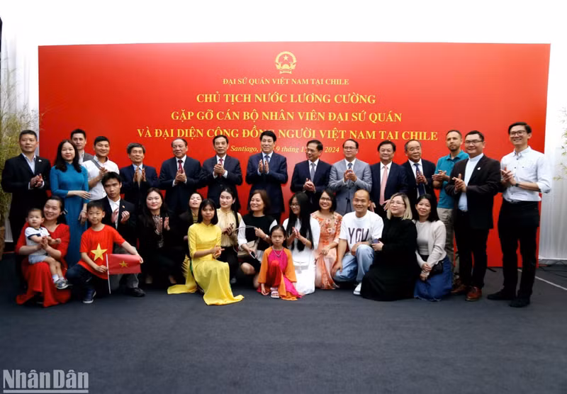 El presidente Luong Cuong y representantes de la comunidad vietnamita residente en Chile. .