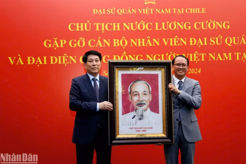 El presidente Luong Cuong entrega un retrato del Presidente Ho Chi Minh a la Embajada de Vietnam en Chile. (Foto: VNA)