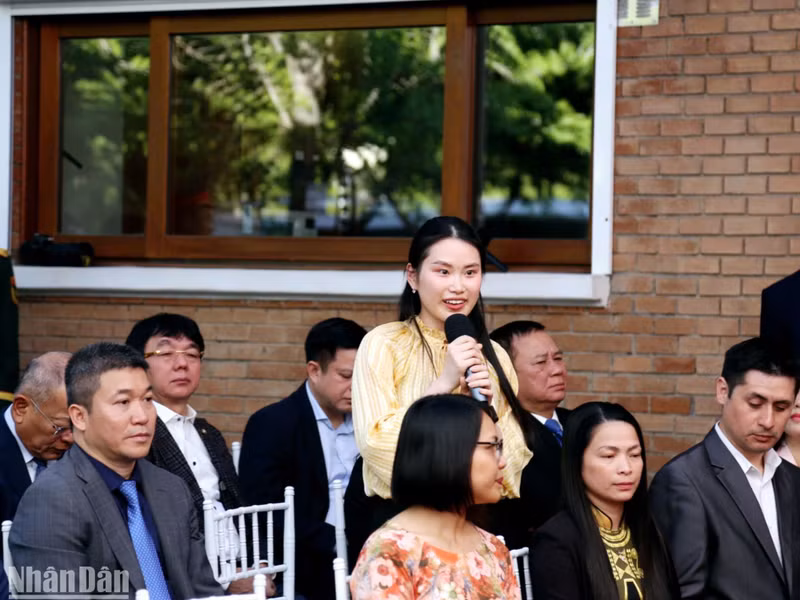 Vu Quynh Anh, estudiante de tercer año de la Universidad de Chile, habla en el encuentro. (Foto: VNA)