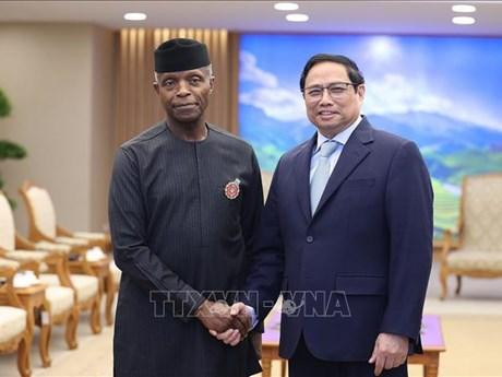 El primer ministro de Vietnam, Pham Minh Chinh, y el vicepresidente de Nigeria Yemi Osinbajo. (Fotografía: VNA)