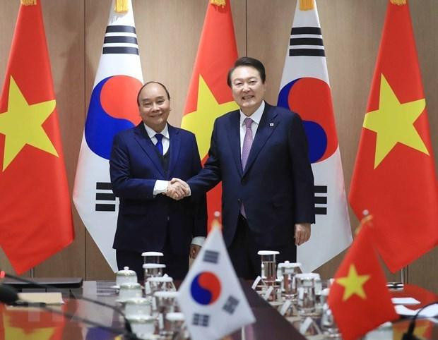 El presidente de Vietnam, Nguyen Xuan Phuc (izquierda), se reúne con su homólogo de Corea del Sur, Yoon Suk-yeol. (Fotografía: VNA)