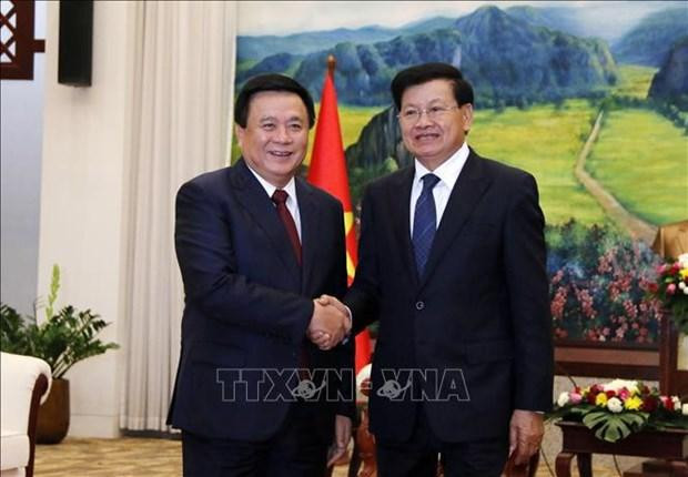 Nguyen Xuan Thang (izquieda), miembro del Buró Político y director de la Academia Nacional de Política Ho Chi Minh, y el secretario general del Partido Popular Revolucionario y presidente de Laos, Thongloun Sisoulith. (Fotografía: VNA)