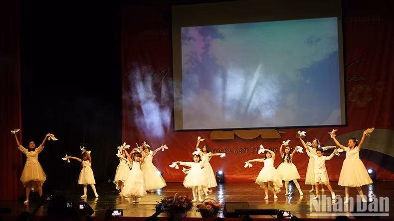 Actuación de la danza "Pájaros de la paz" a cargo de niños vietnamitas en Rusia.
