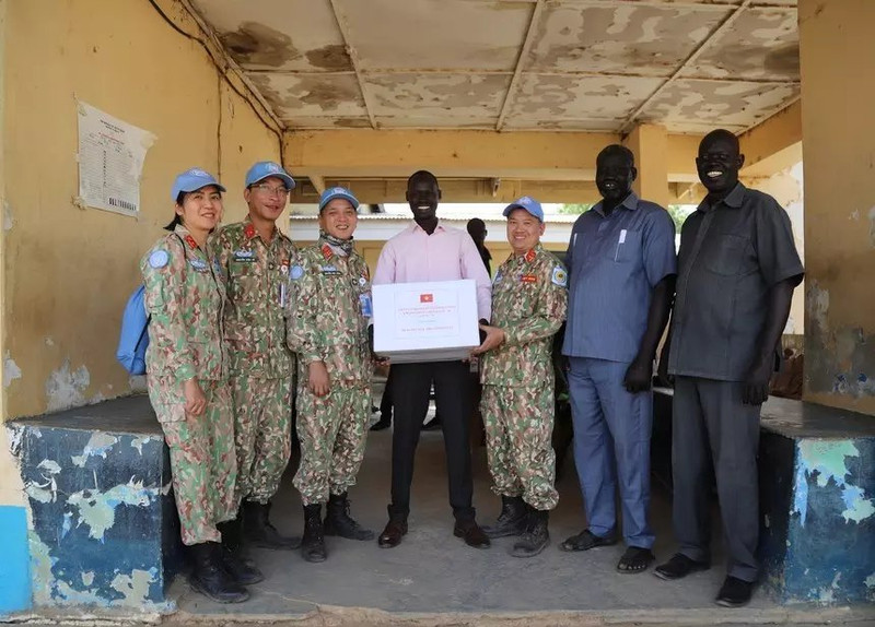 El Cuerpo de Ingenieros del Ejército de Vietnam entrega obsequios al Hospital de Abyei. (Fuente: Cuerpo de Ingenieros del Ejército de Vietnam)
