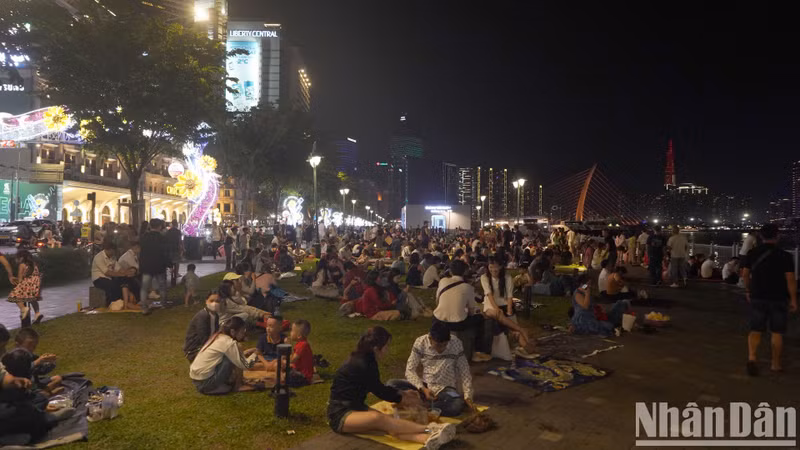 Muchos llegan desde muy temprano al parque del muelle de Bach Dang para ver el espectáculo de fuegos artificiales. Muchos llegan desde muy temprano al parque del muelle de Bach Dang para ver el espectáculo de fuegos artificiales.