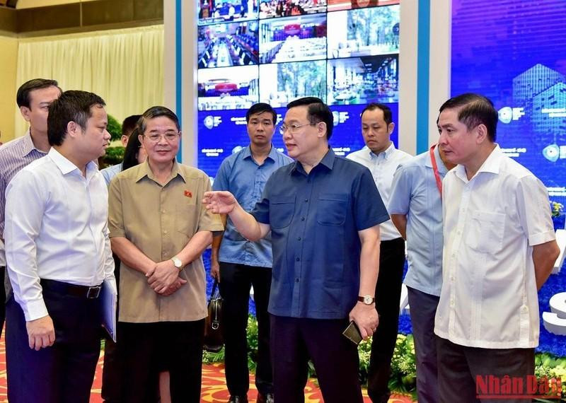 El presidente de la Asamblea Nacional, Vuong Dinh Hue, inspecciona los preparativos del Foro. (Fotografía: Nhan Dan)