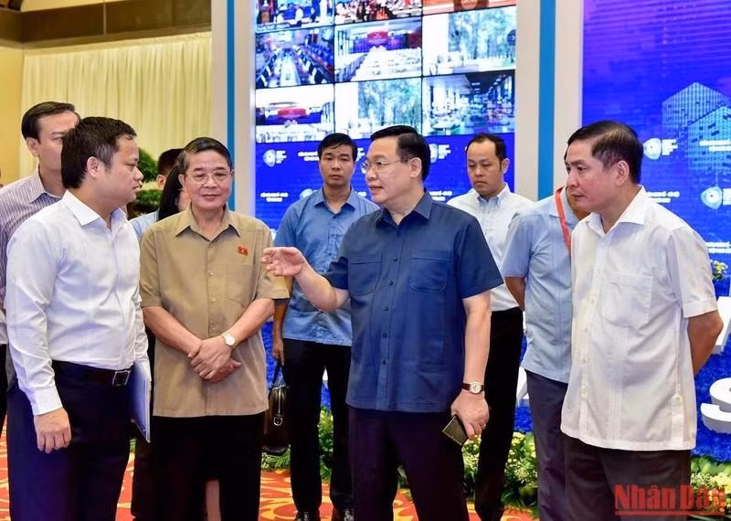 El presidente de la Asamblea Nacional, Vuong Dinh Hue, inspecciona los preparativos del Foro. (Fotografía: Nhan Dan)