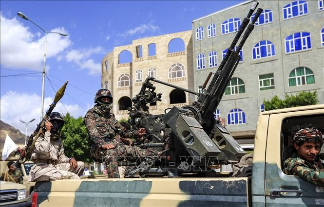 Combatientes leales a los rebeldes hutíes desfilan por las calles de Sanaa, capital de Yemen. (Foto: AFP/VNA)