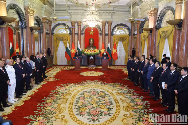Escena de la reunión con la prensa en el Palacio Presidencial.