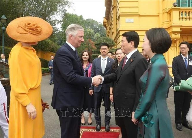 El presidente de Vietnam, Luong Cuong, acompañado de su esposa, preside la ceremonia oficial de bienvenida al rey Felipe de Bélgica y a su esposa, la reina Mathilde. (Foto: VNA)