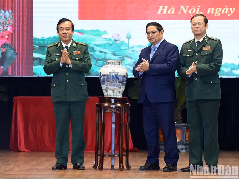 El primer ministro entrega obsequios a oficiales y soldados de la Guardia Fronteriza.