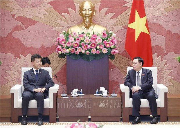 El presidente de la Asamblea Nacional (Parlamento) Vuong Dinh Hue, recibió a Izumi Kenta, titular del Partido Democrático Constitucional de Japón. (Foto: VNA)