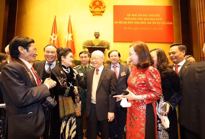 El secretario general del Partido Comunista de Vietnam, Nguyen Phu Trong, con delegados que asistieron a la Conferencia Nacional de Cultura para implementar la Resolución del XIII Congreso Nacional del Partido (24 de noviembre de 2021). (Foto: Tri Dung-VNA)